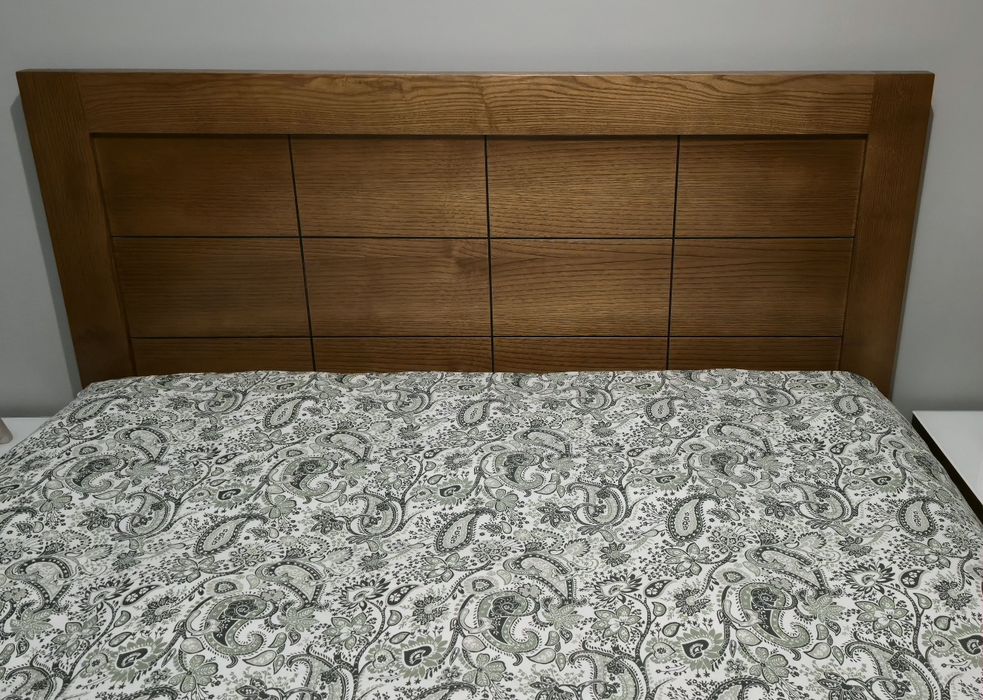 Cama de casal de madeira