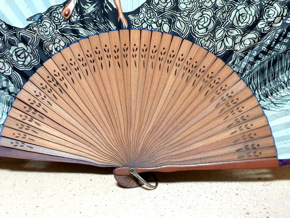 Lindo antigo leque pintado à mão  em madeira, papel e madrepérola