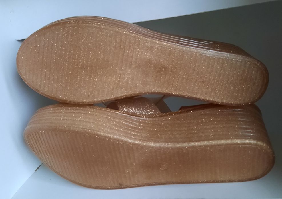 Босоніжки Нові 38розмір без нюансів