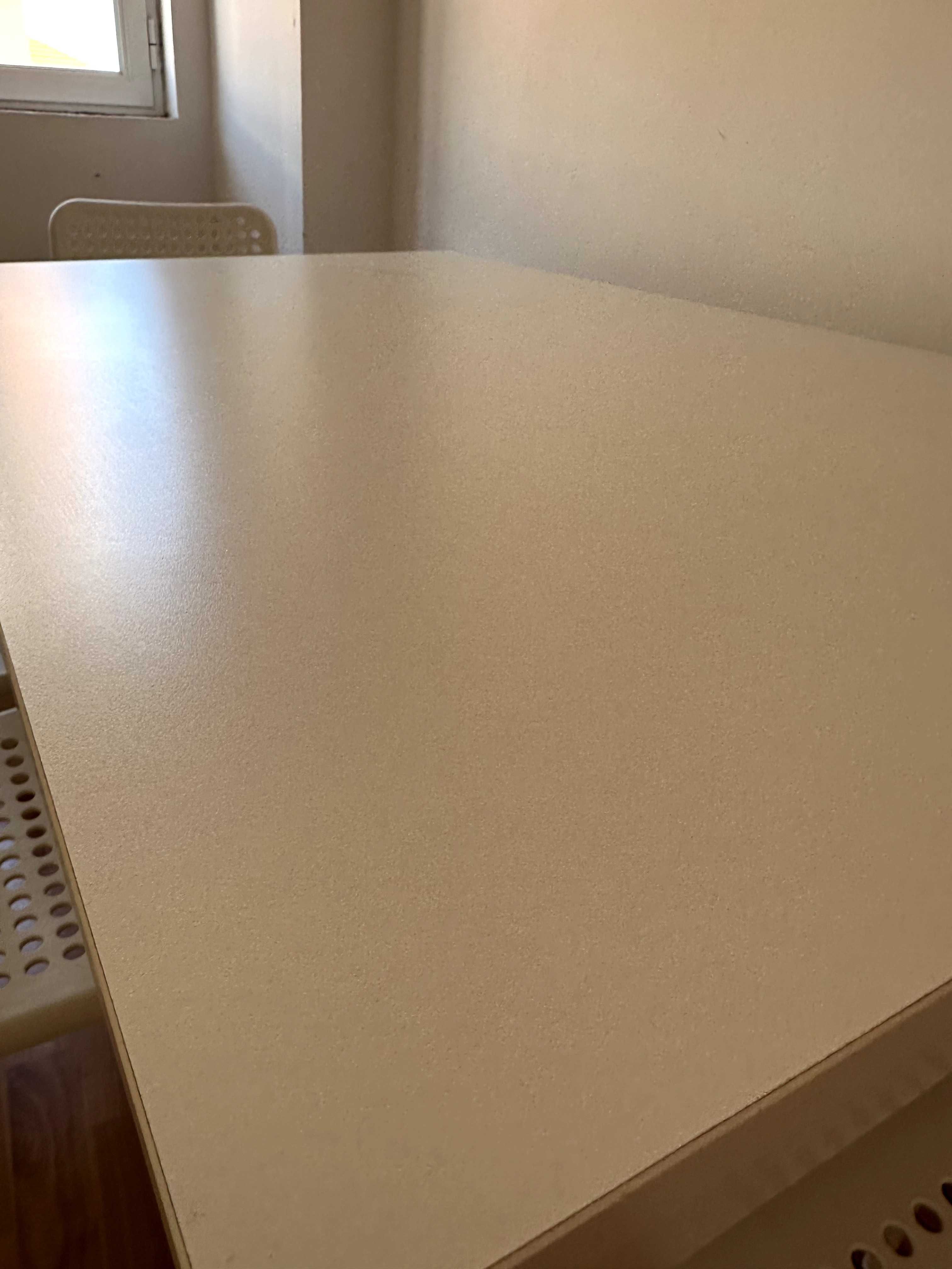 Mesa Vangsta extensível IKEA e 4 cadeiras