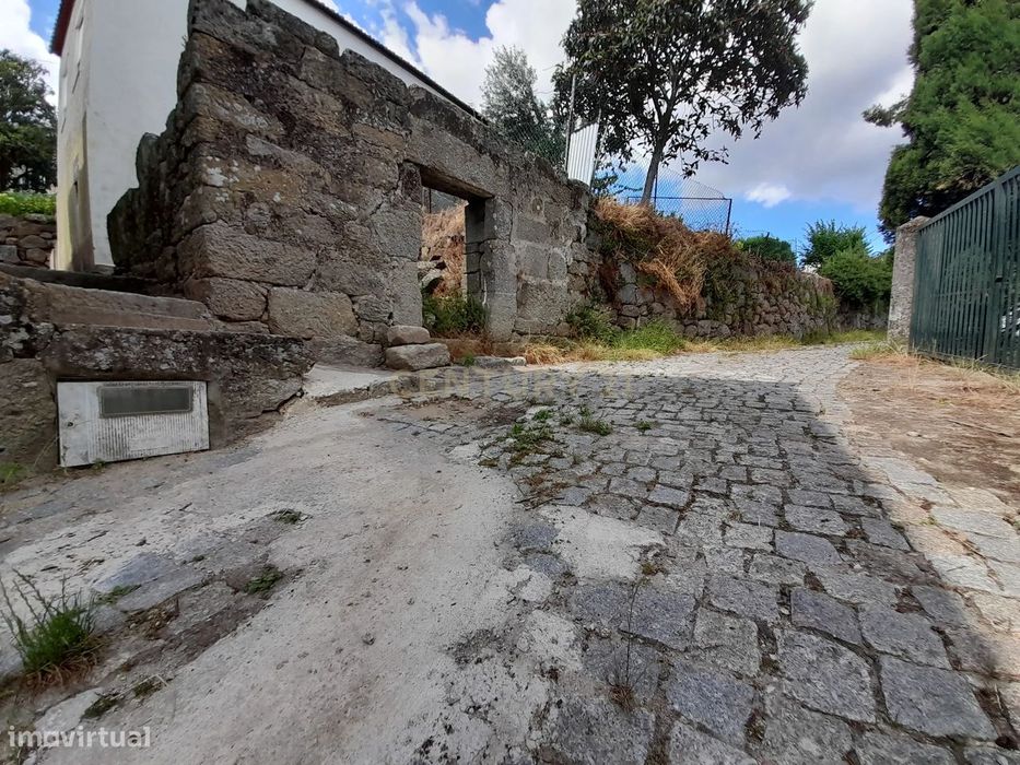 Ruína de pedra para reconstrução no centro de Tresouras, Baião, Porto