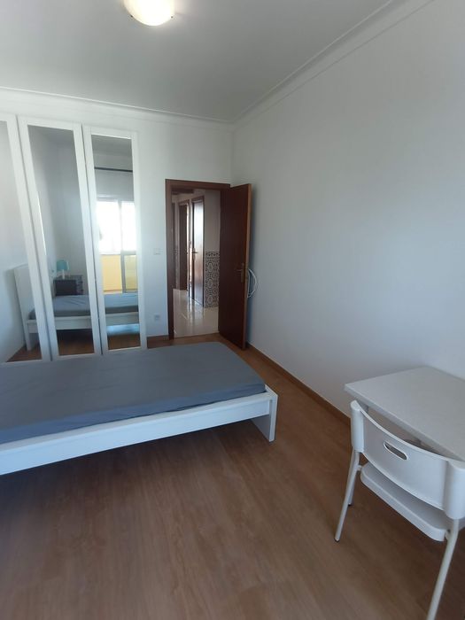 Aluga-se quarto individual