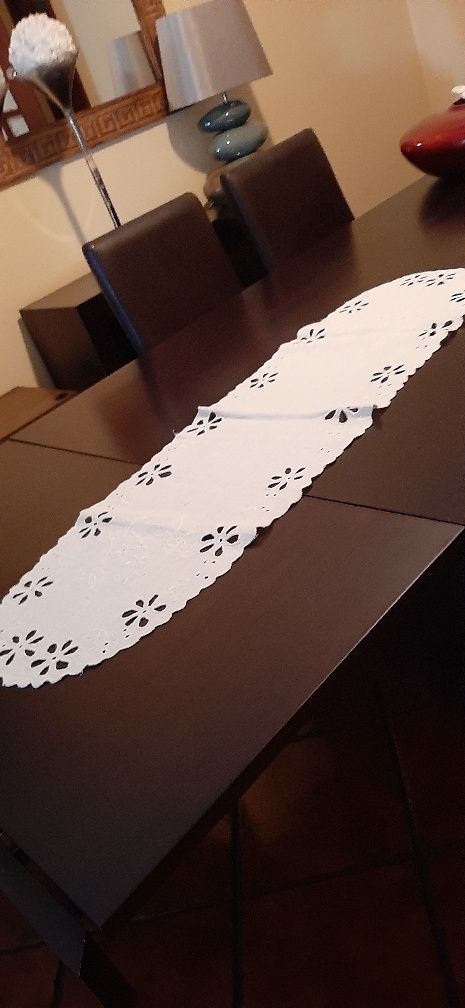 Pano de mesa bordado em linho