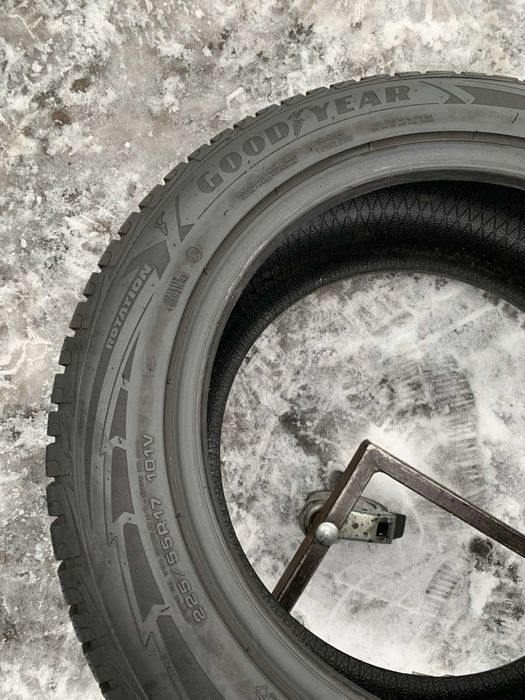 Шини 225/55 R17  пара Goodyear, зима, ранфлет, 7,9мм
