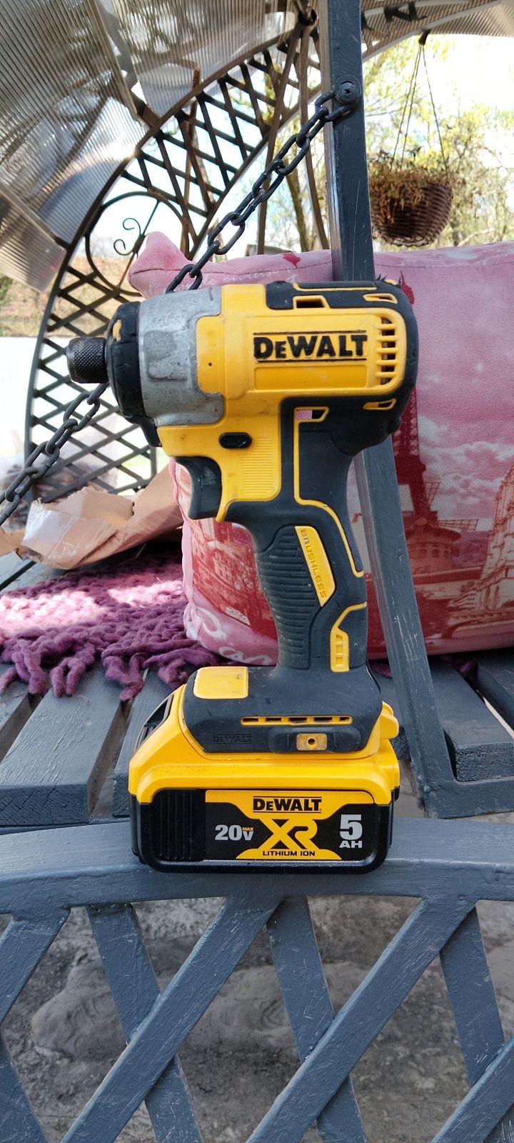 Безщітковий імпакт DeWalt