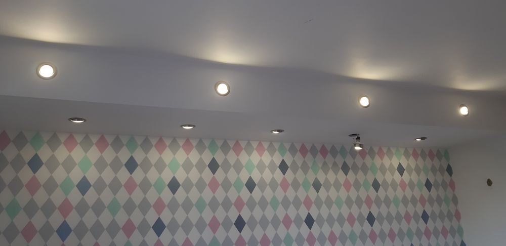 Oprawy lamp halogenowych