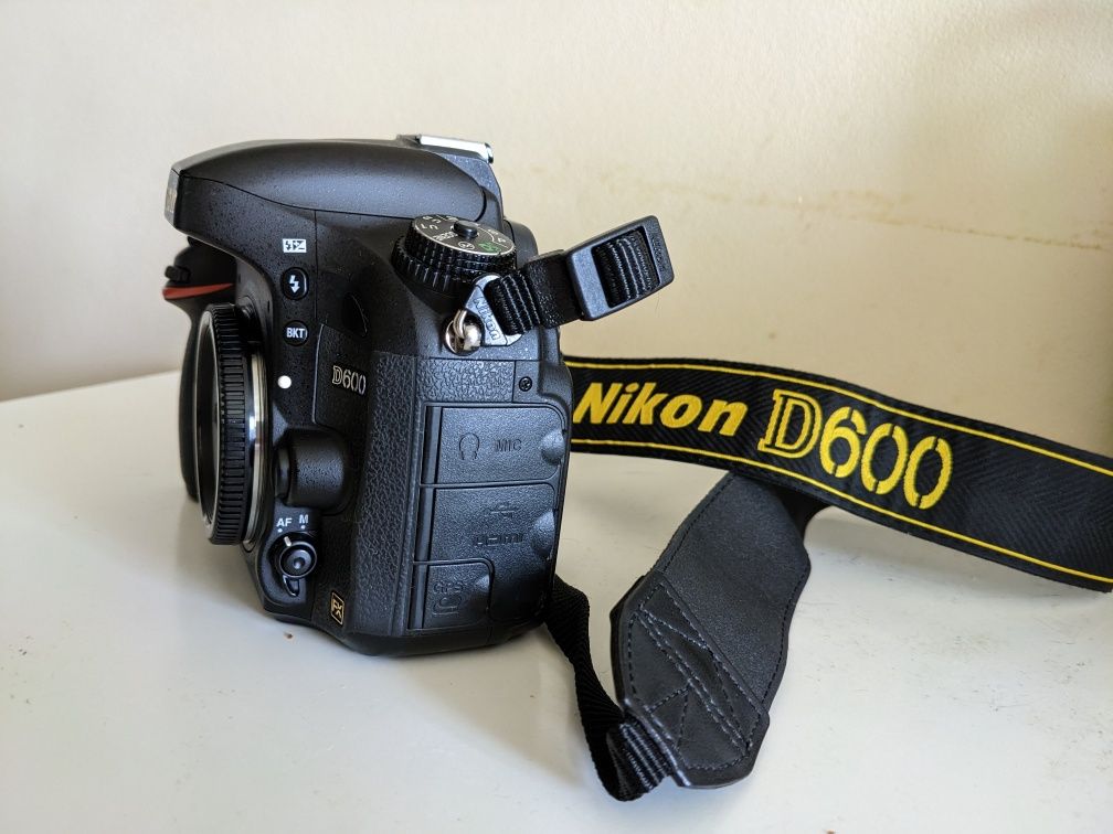 Nikon D600 з пробігом у 28 тис.