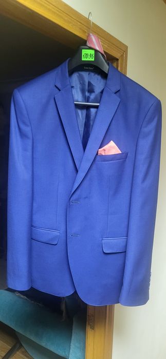 Мужской классический костюм темно-синего цвета с галстуком 52 размера