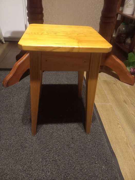 Стол для кухни из натурального дерева и табуретки.