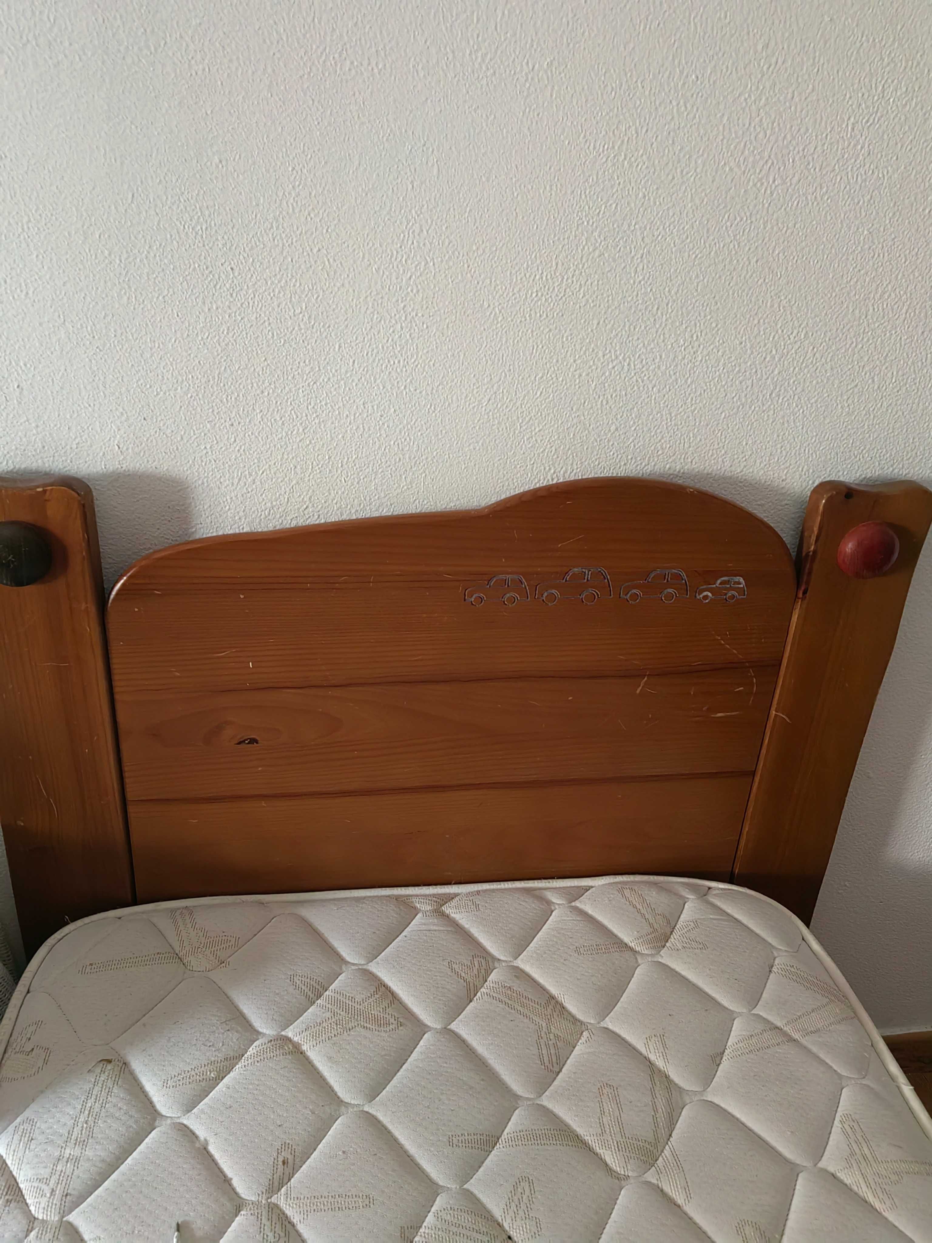 Vendo cama criança com colchão e mesinha de cabeceira em madeira