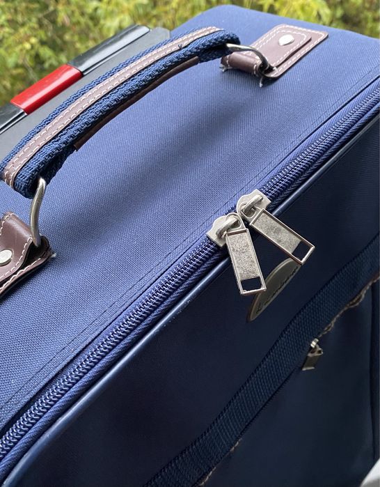 Чемодан на колесиках синий классика