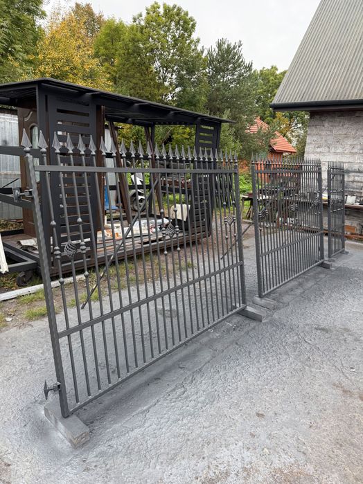 Brama skrzydłowa z furtką