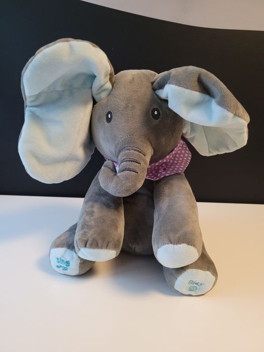 Interaktywny słoń AKUKU gra, mówi i rusza uszami