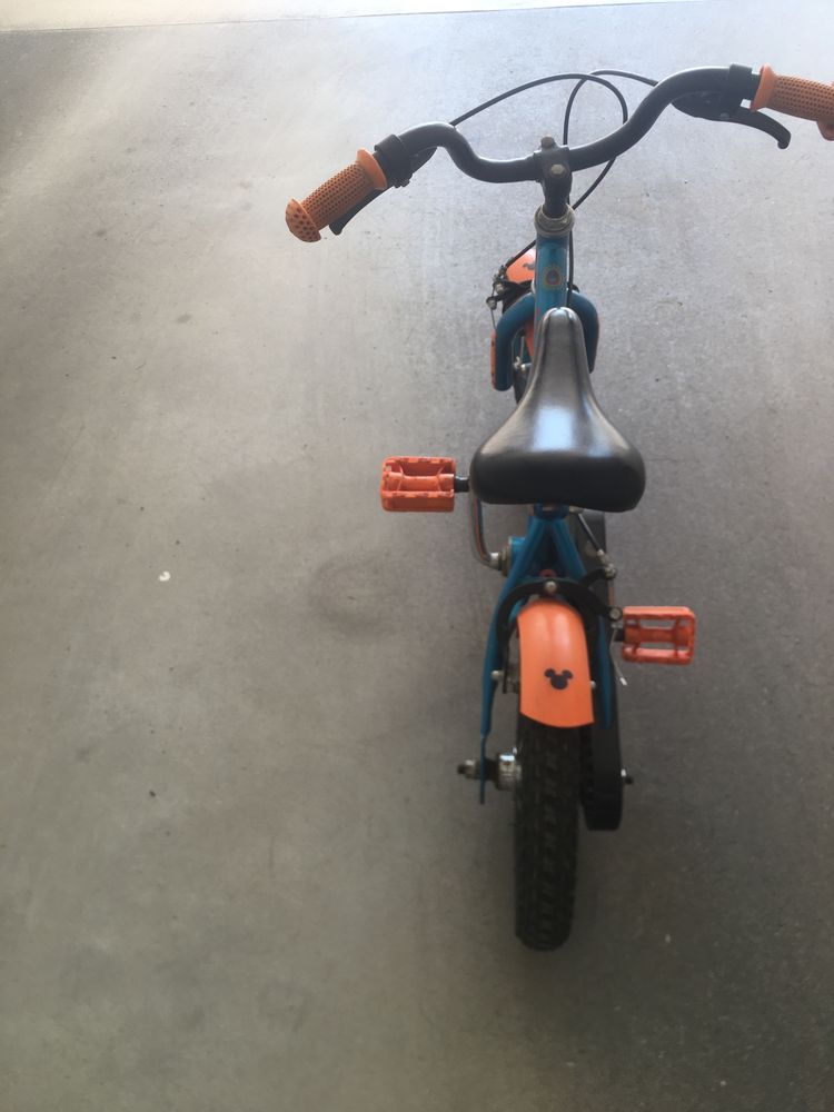 Bicicleta azul e laranja com decorações do mickey mouse
