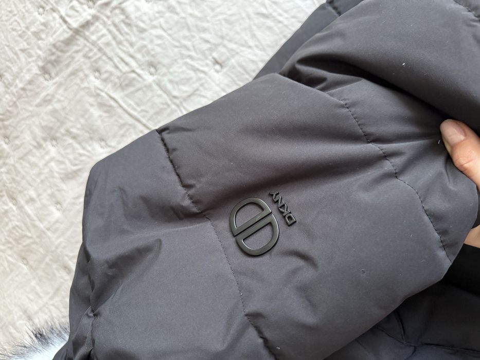 Жіночий пуховик бренду DKNY