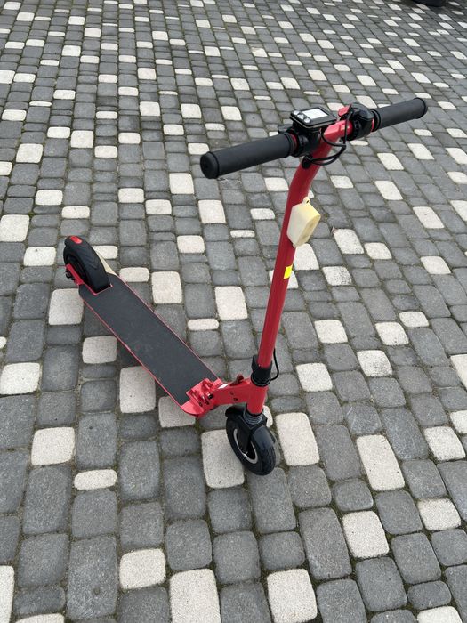 Електросамокат невідомого бренду