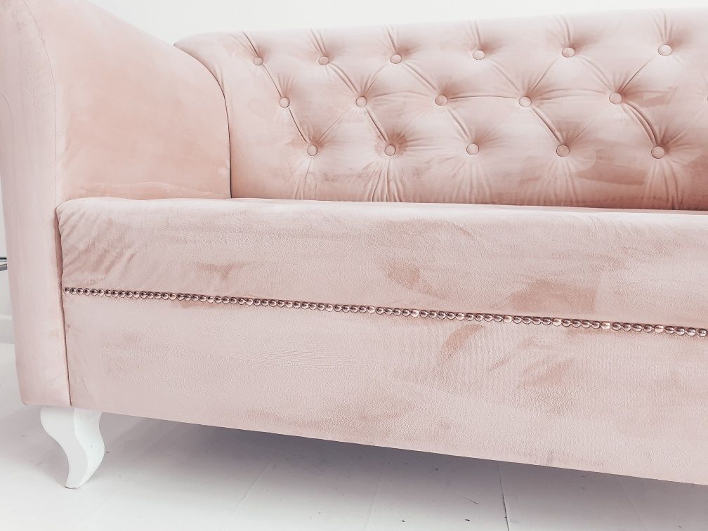 Pikowana sofa kanpa glamour