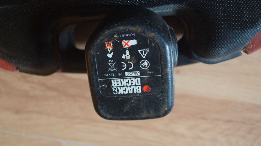 Wkrętarka Black & Decker 12V CD12C 2 akumulatory i zasilacz walizka