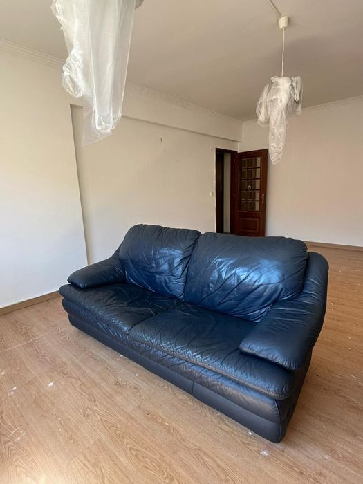Sofá em couro - bom estado