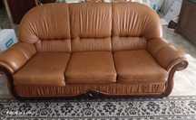 Sofas em Couro Antigo, em super bom estado. Com friso de madeira.