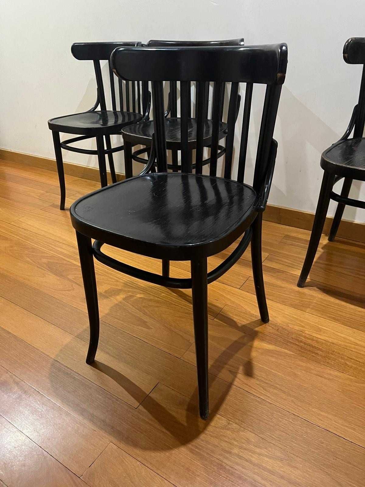 Quatro cadeiras para cozinha