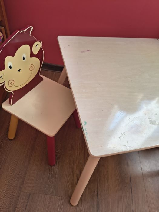 Stolik dwa krzesełka drewniane w połysku