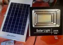 Vendo projector de 200w  com painel solar