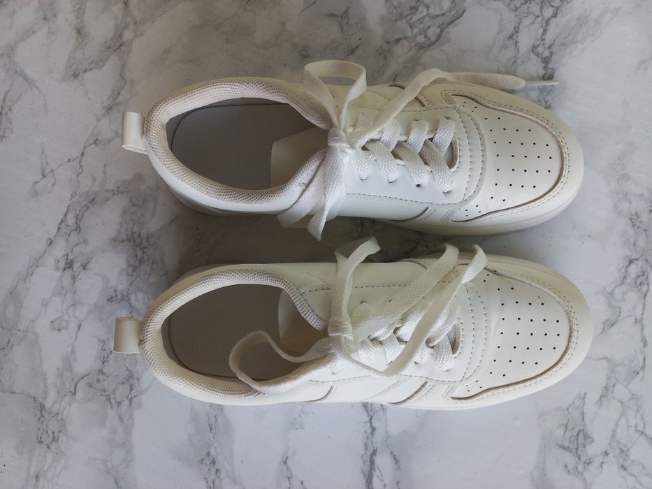 Білі кеди (кросівки)