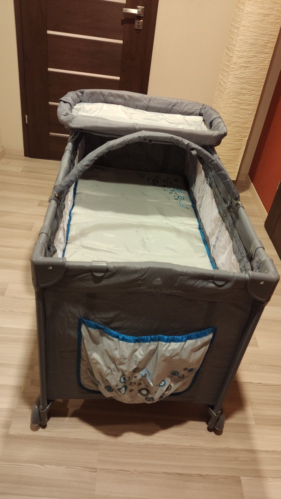 Łóżeczko turystyczne z przewijakiem BabyOno + wanienka