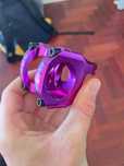 Avanço Hassns em roxo