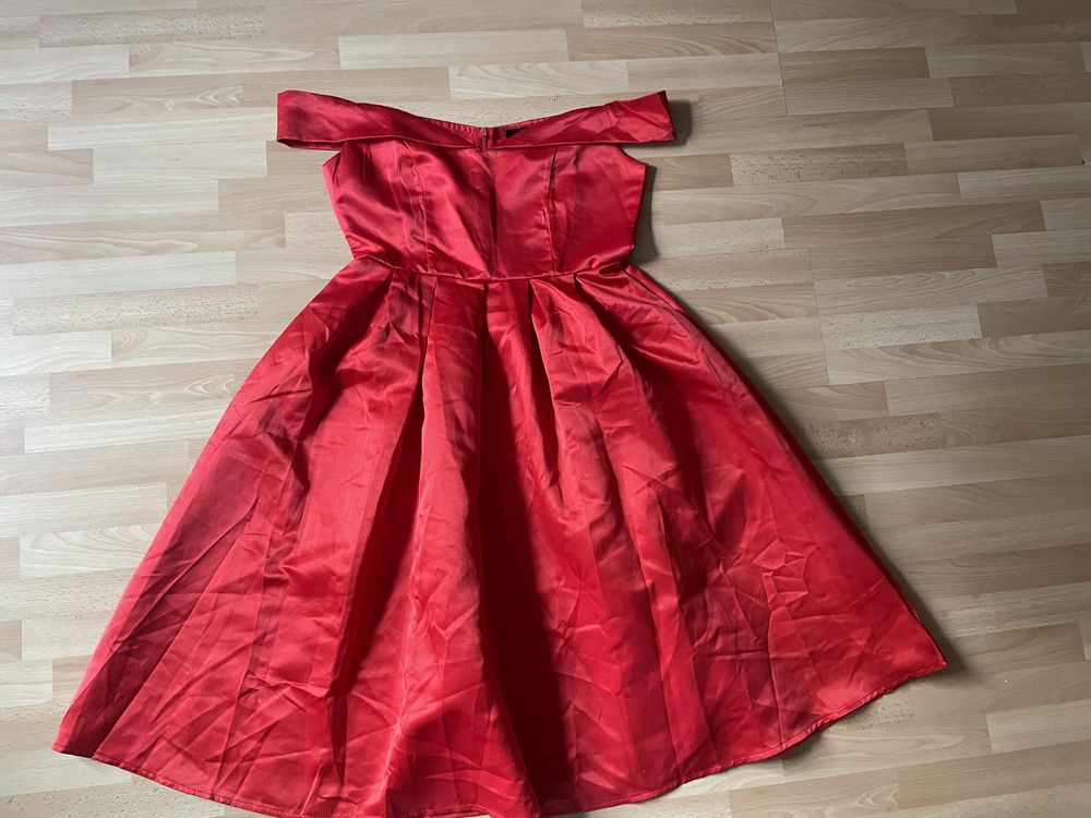 Sukienka czerwona koktajlowa CBR,  rozkoloszowa. Rozmiar S/M