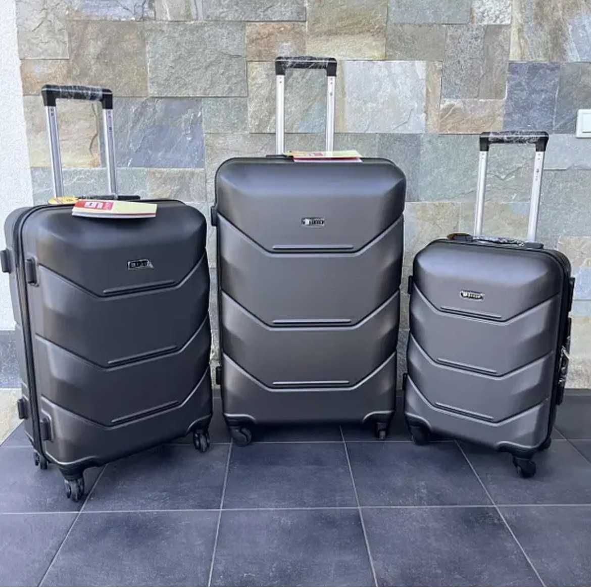 Валіза чемодан на колесах BLOOM пластик