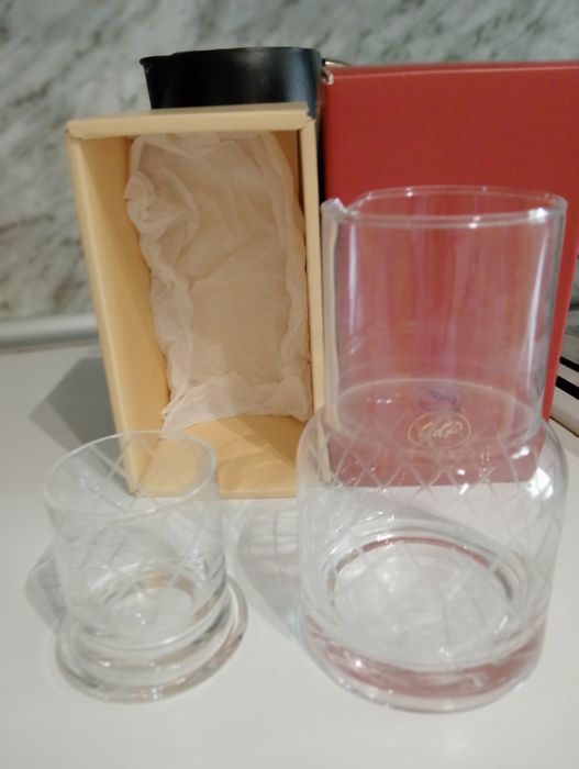 Garrafa de água e copo em cristal