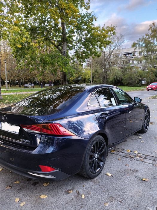 Автомобіль Lexus IS 300h Hybrid 2018