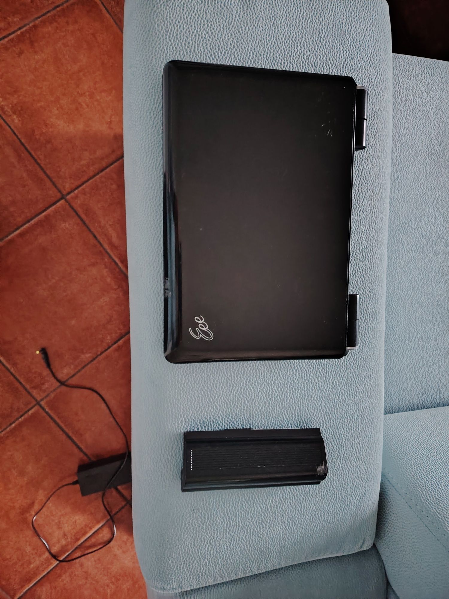 PC de dimensões pequenas Notebook antigo.