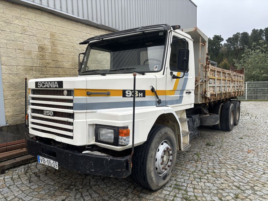 Scania 93H tribasculante
