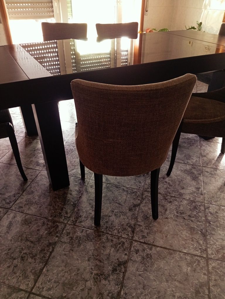 Mesa e cadeiras sala de qualidade