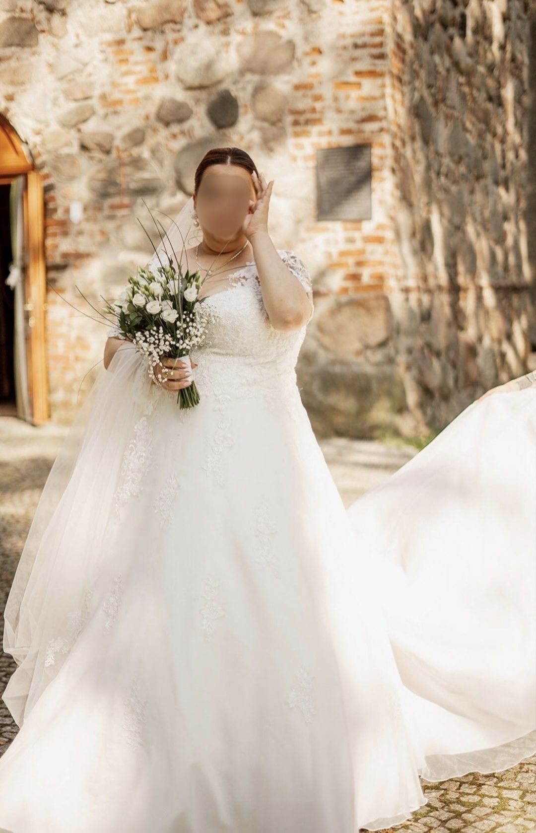 Suknia ślubna plus size w kolorze ivory