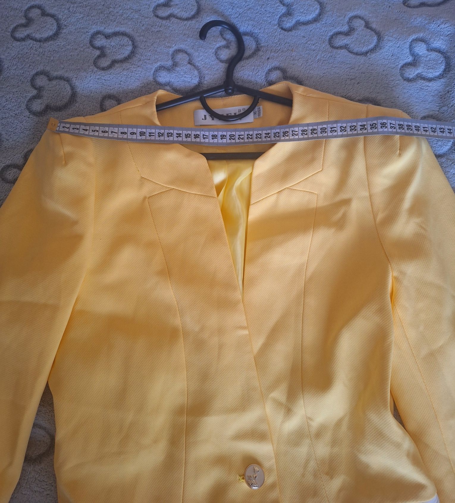 Стильний жовтий піджак