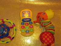 3 Zabawki wibrująca zawieszka grzechotka Tinylove telefon Fisher price