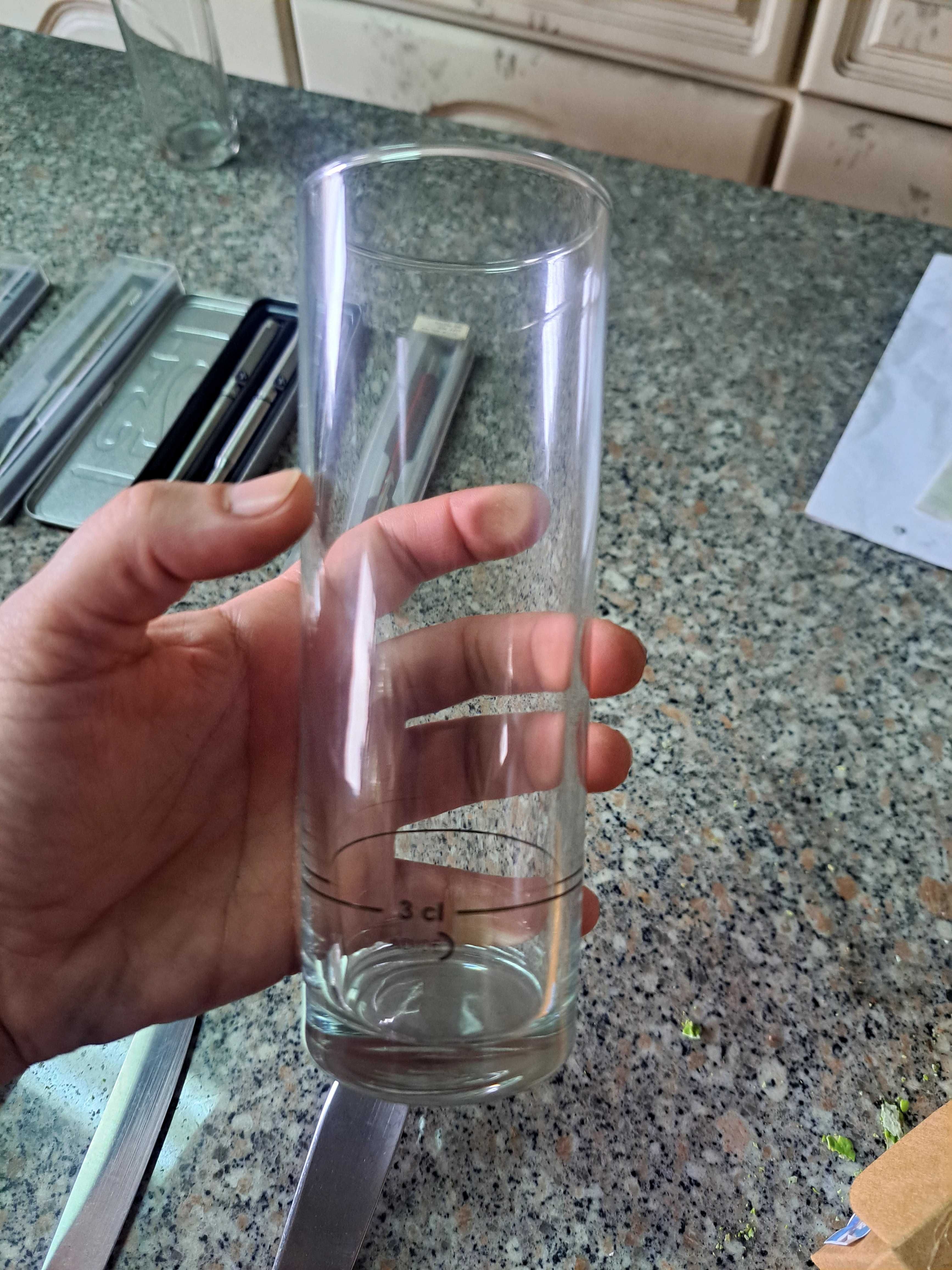 Copos de vidro, tubo
