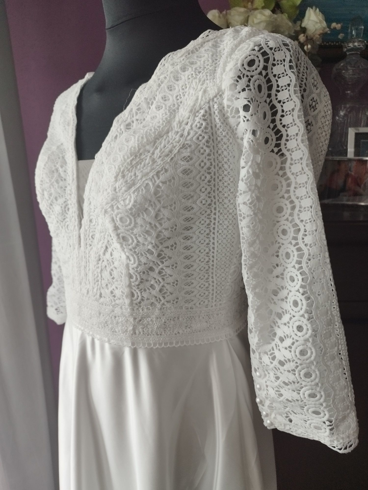 Grubsza suknia ślubna w stylu rustykalnym Boho z rękawem