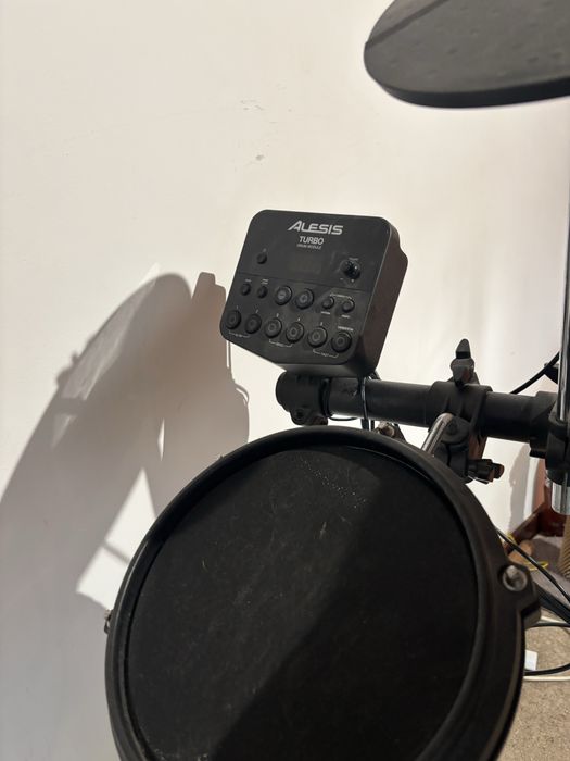 Bateria eletronica Alesis Turbo MeshKit + Banco