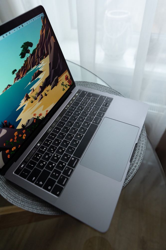 Продам Apple MacBook Pro 13 w. TouchBar MPXW2 б/в
