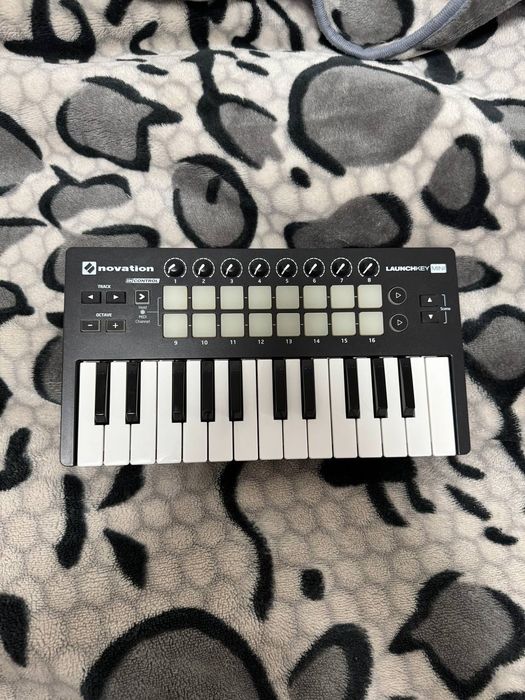 Продаю Б/в MIDI-клавіатура Novation Launchkey Mini