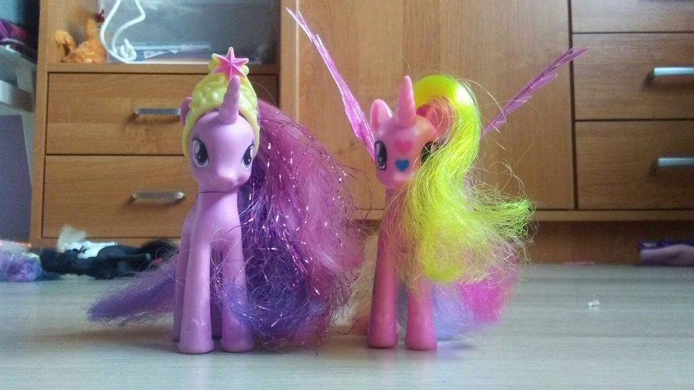 Sprzedam dwie księżniczki - Cadence i Twilight