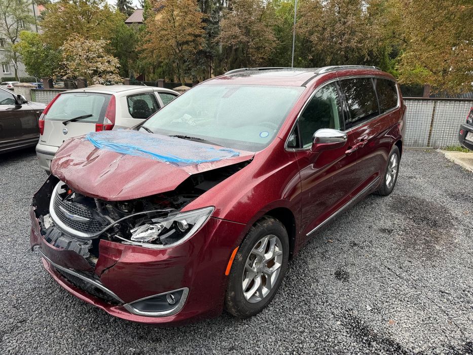 Chrysler Pacifica Limited świeżo sprowadzona