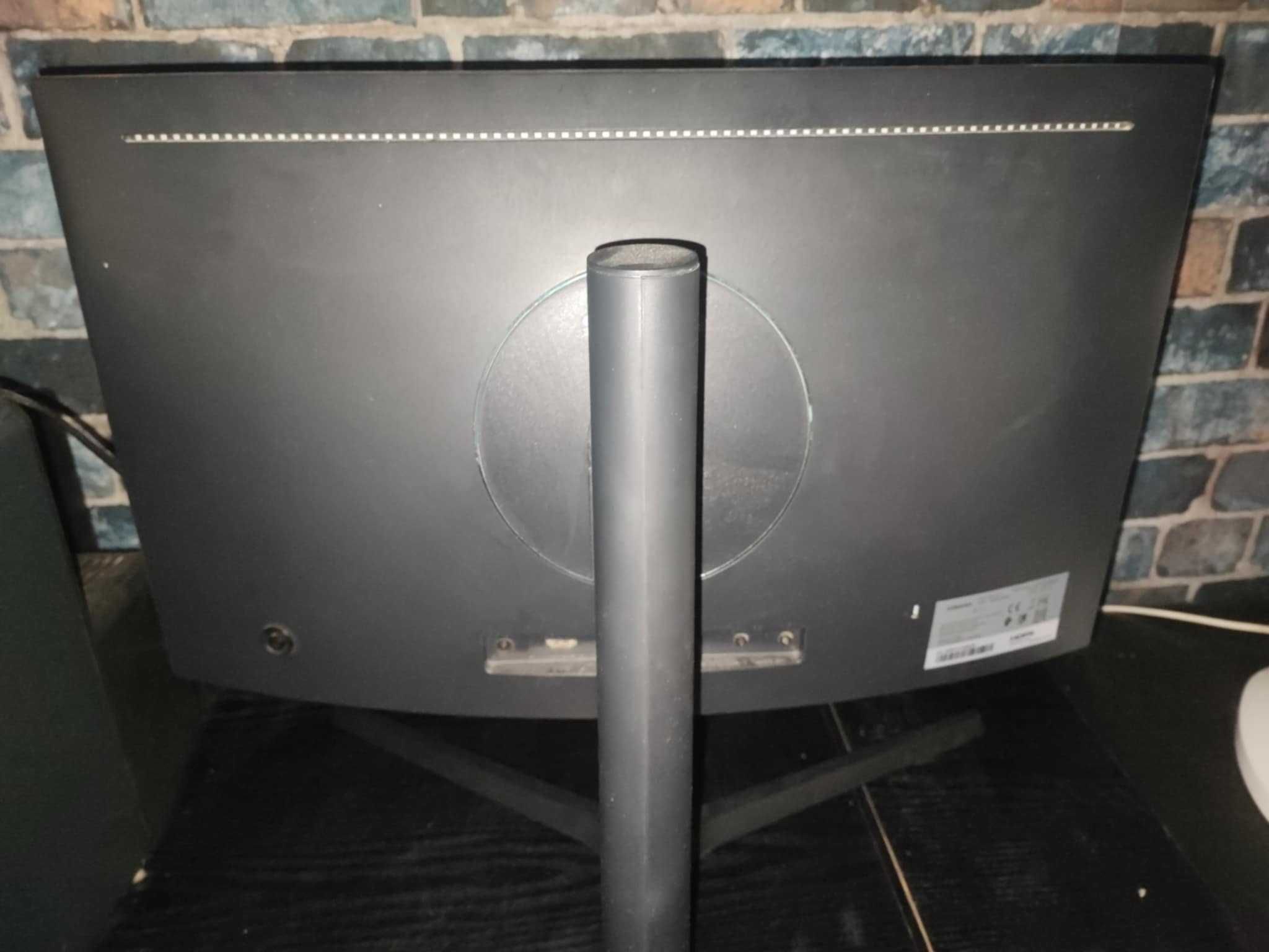 Monitor SAMSUNG C24FG73FQU 23.8" 1920x1080px 144Hz 1 ms Curved