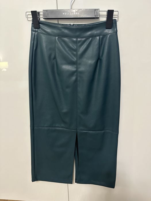 Spodnica ciemnozielona ekoskora Reserved roz XS