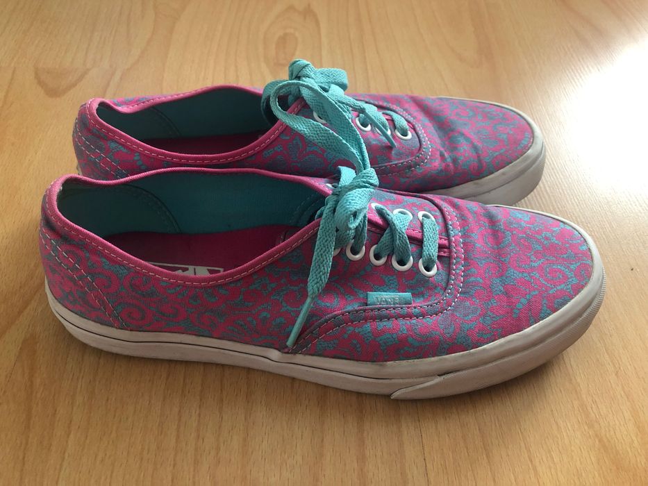 Vans rosa e azul